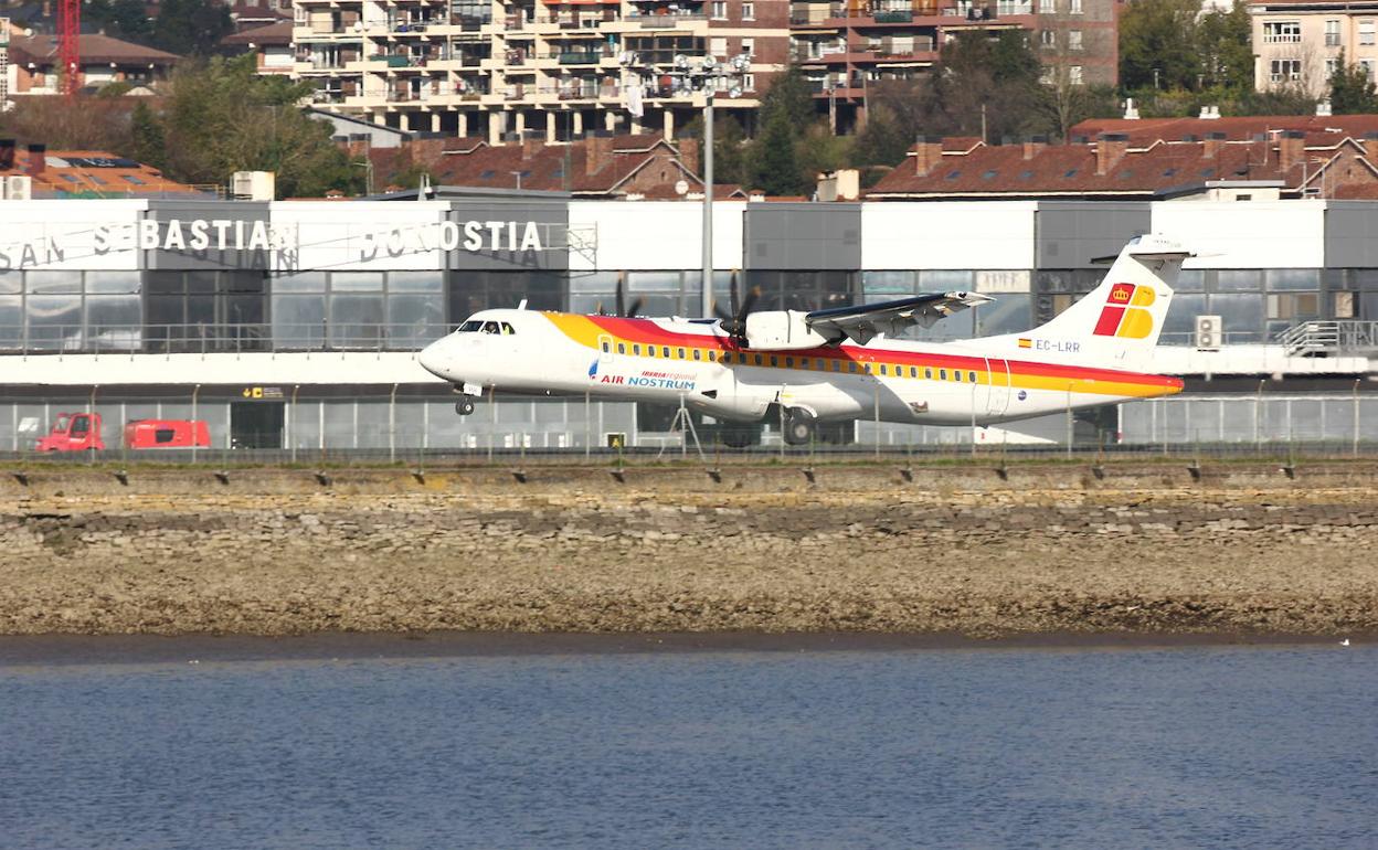 Un avión en el aeropuerto de Hondarribia. 