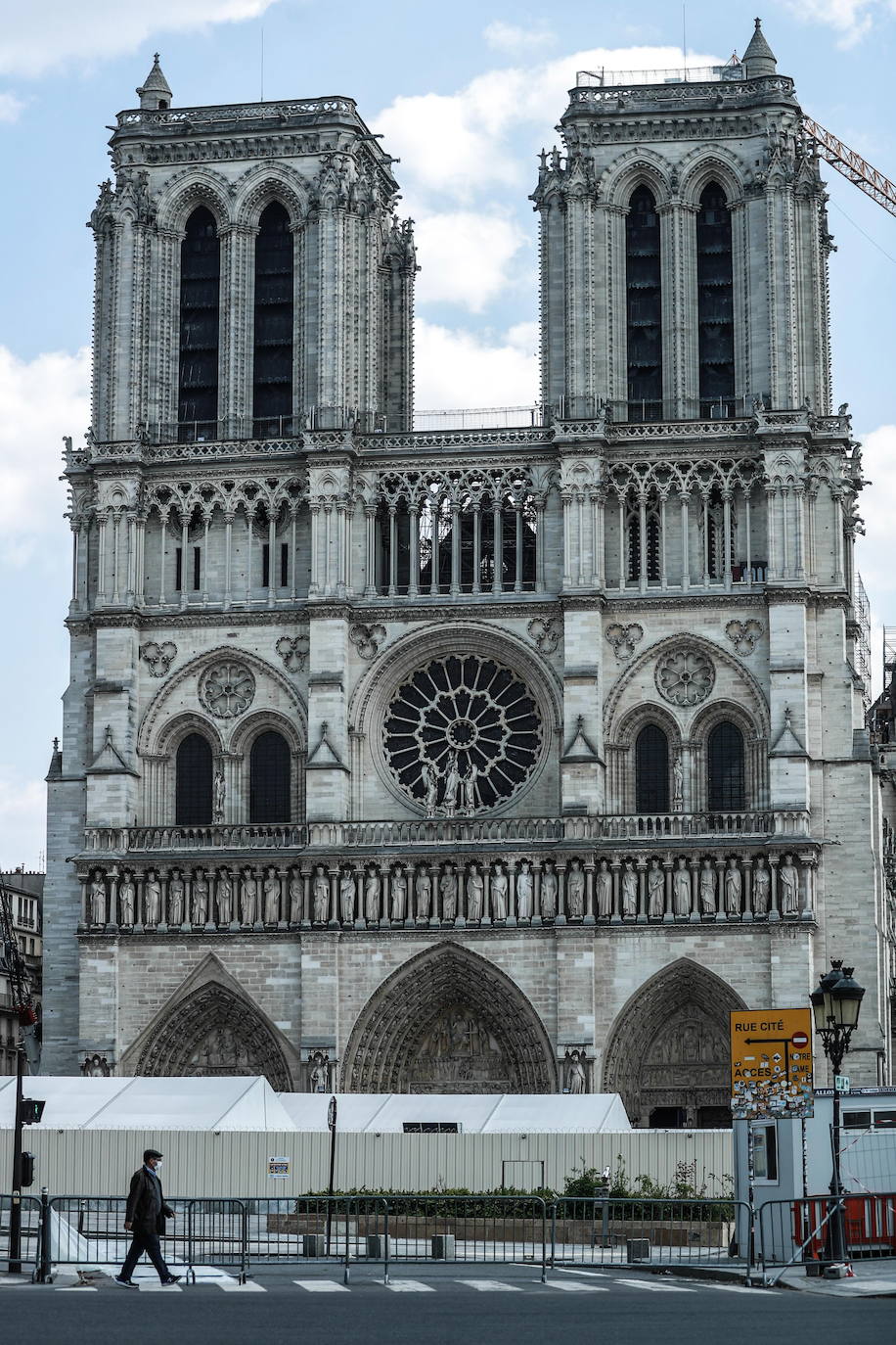 Un año después del incendio que destruyó el tejado de la catedral de Notre Dame y conmocionó al planeta, la restauración está lejos de haberse iniciado