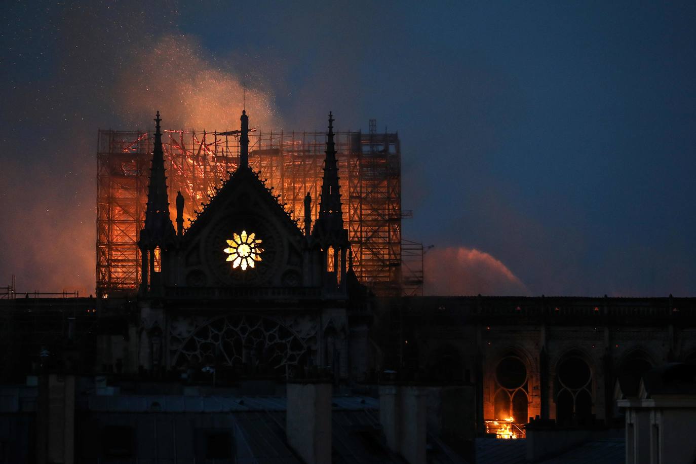 Un año después del incendio que destruyó el tejado de la catedral de Notre Dame y conmocionó al planeta, la restauración está lejos de haberse iniciado