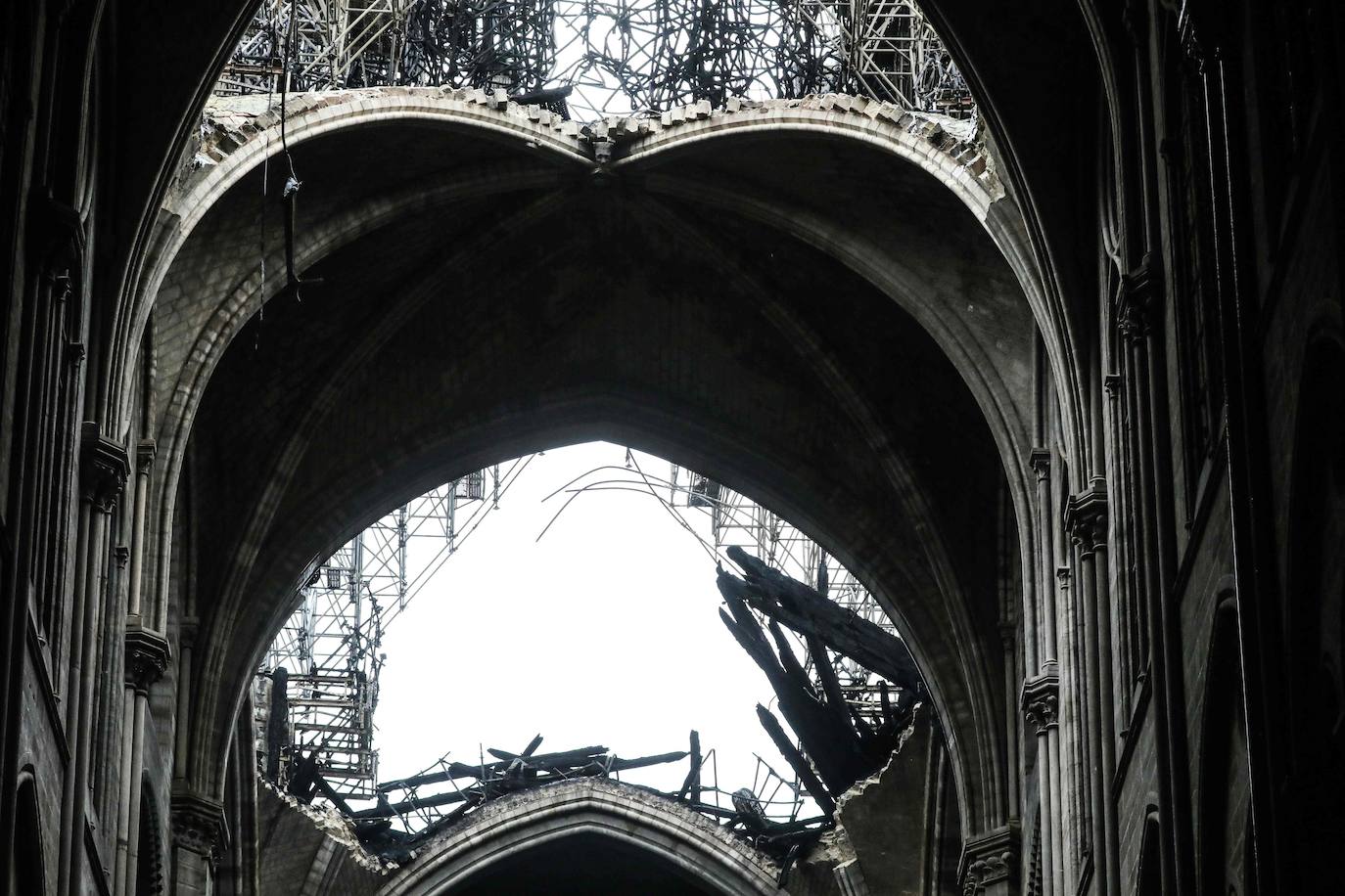Un año después del incendio que destruyó el tejado de la catedral de Notre Dame y conmocionó al planeta, la restauración está lejos de haberse iniciado