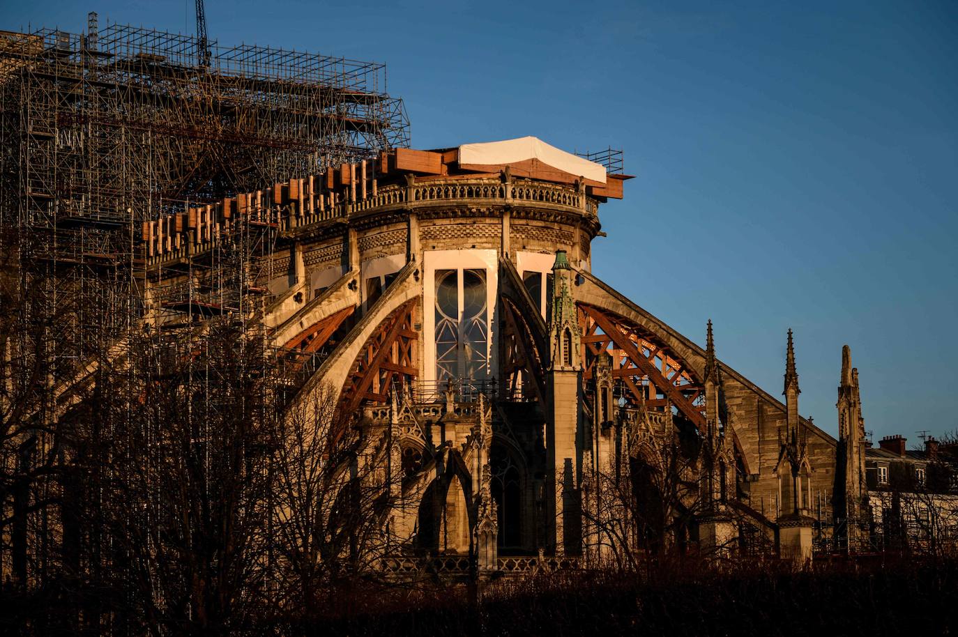 Un año después del incendio que destruyó el tejado de la catedral de Notre Dame y conmocionó al planeta, la restauración está lejos de haberse iniciado