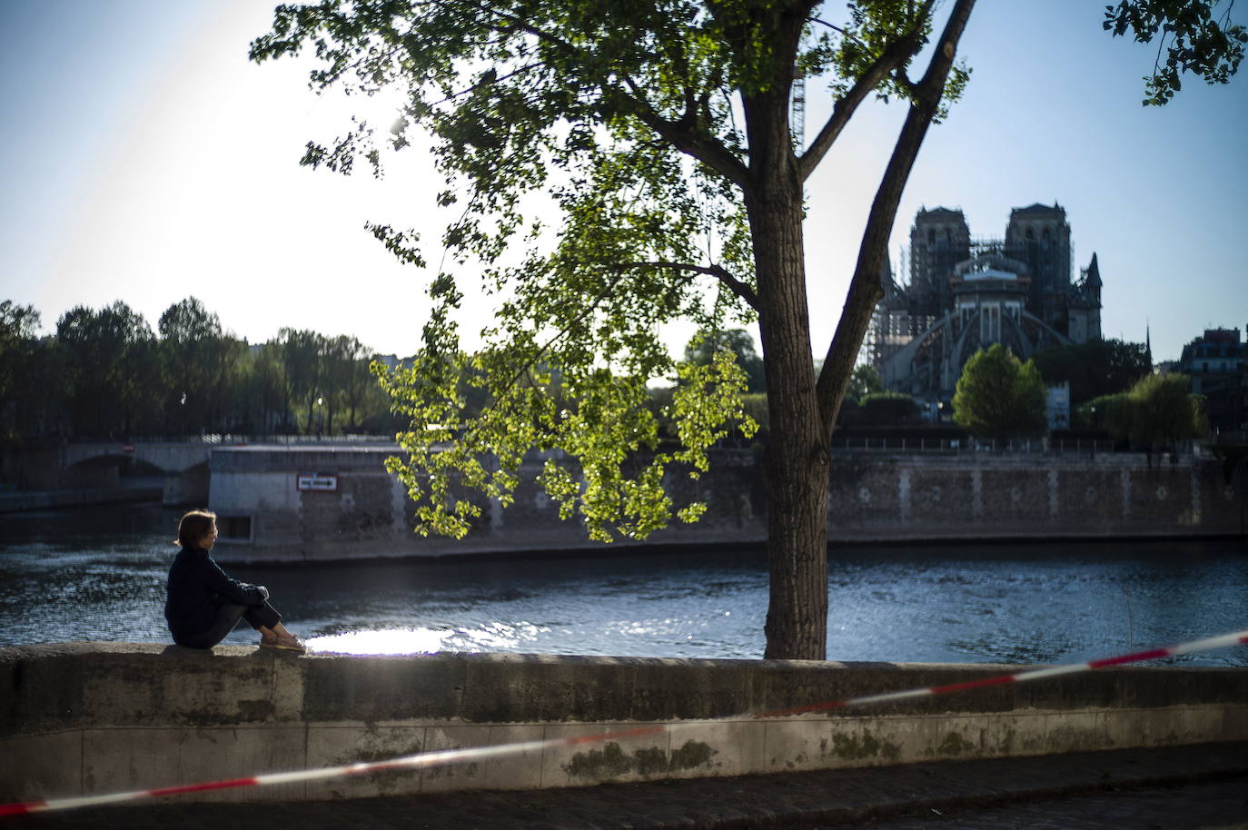 Un año después del incendio que destruyó el tejado de la catedral de Notre Dame y conmocionó al planeta, la restauración está lejos de haberse iniciado
