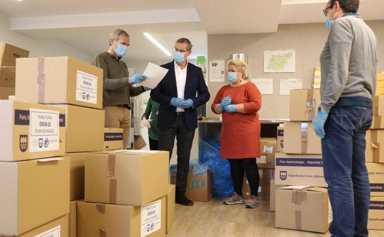 Markel Olano y Maite Peña en su visita al almacén logístico de la Diputación.