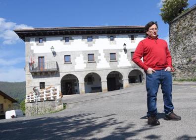 Imagen secundaria 1 - MIren Orbegozo sale de su casa en Ikaztegieta para echar la basura, Eneko Maioz, alcalde de Orexa, y Mikel Ibañez y sy hijo en Orendain.