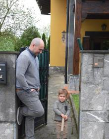 Imagen secundaria 2 - MIren Orbegozo sale de su casa en Ikaztegieta para echar la basura, Eneko Maioz, alcalde de Orexa, y Mikel Ibañez y sy hijo en Orendain.