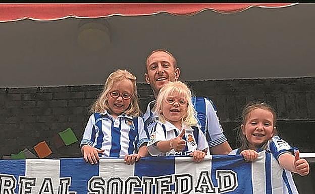 Iñigo Bengoa participará con sus tres hijas Naia, Mia y Marina en la fiesta de los balcones en el barrio donostiarra de Intxaurrondo. 