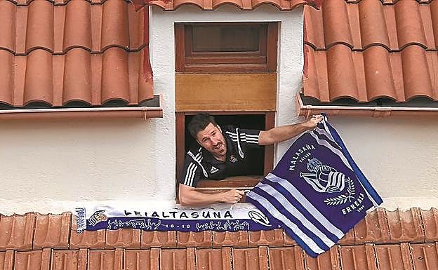 Jon Mendia se asoma a su ventana. Hoy hará una videollamada a sus amigos de 'Malasaña taldea'.