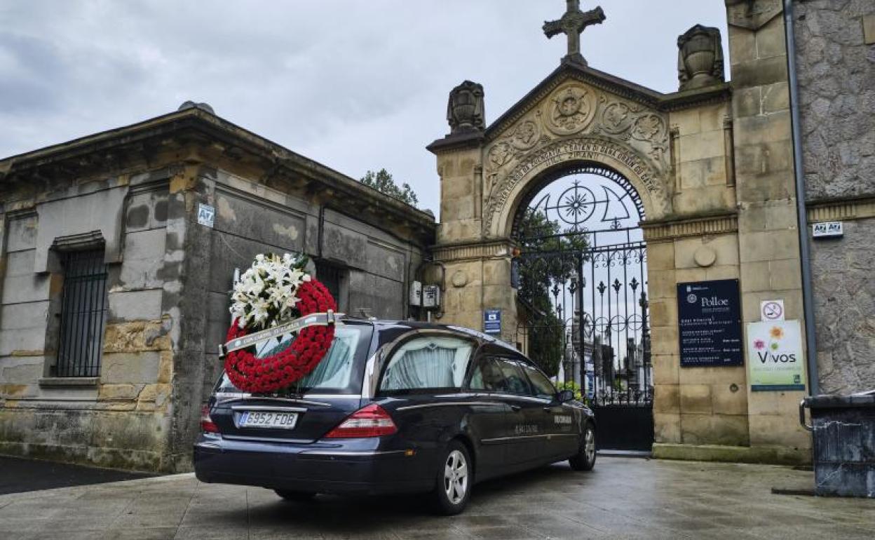 Entierro en el cementerio de Polloe de San Sebastián, la semana pasada.