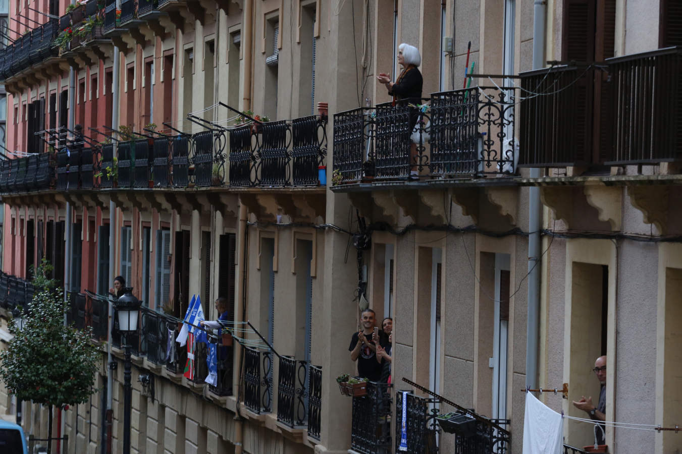 La final de la Copa del Rey entre la Real Sociedad y el Athletic se está jugando desde primera hora de este sábado en los balcones de muchos guipuzcoanos, engalanados para la ocasión