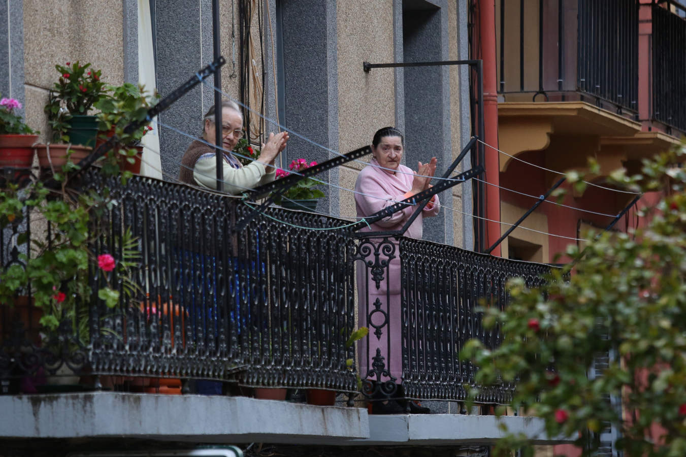 La final de la Copa del Rey entre la Real Sociedad y el Athletic se está jugando desde primera hora de este sábado en los balcones de muchos guipuzcoanos, engalanados para la ocasión