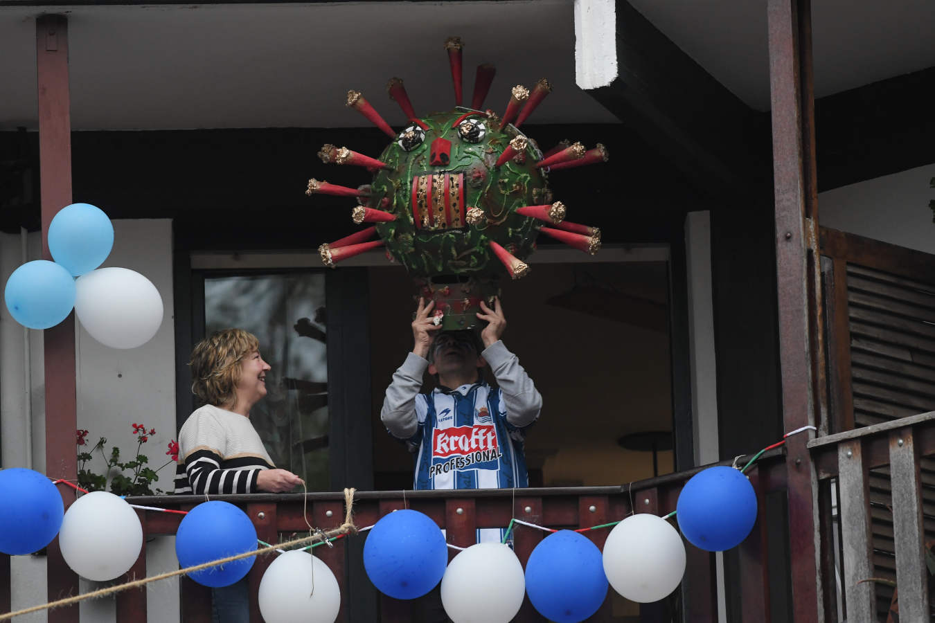 La final de la Copa del Rey entre la Real Sociedad y el Athletic se está jugando desde primera hora de este sábado en los balcones de muchos guipuzcoanos, engalanados para la ocasión