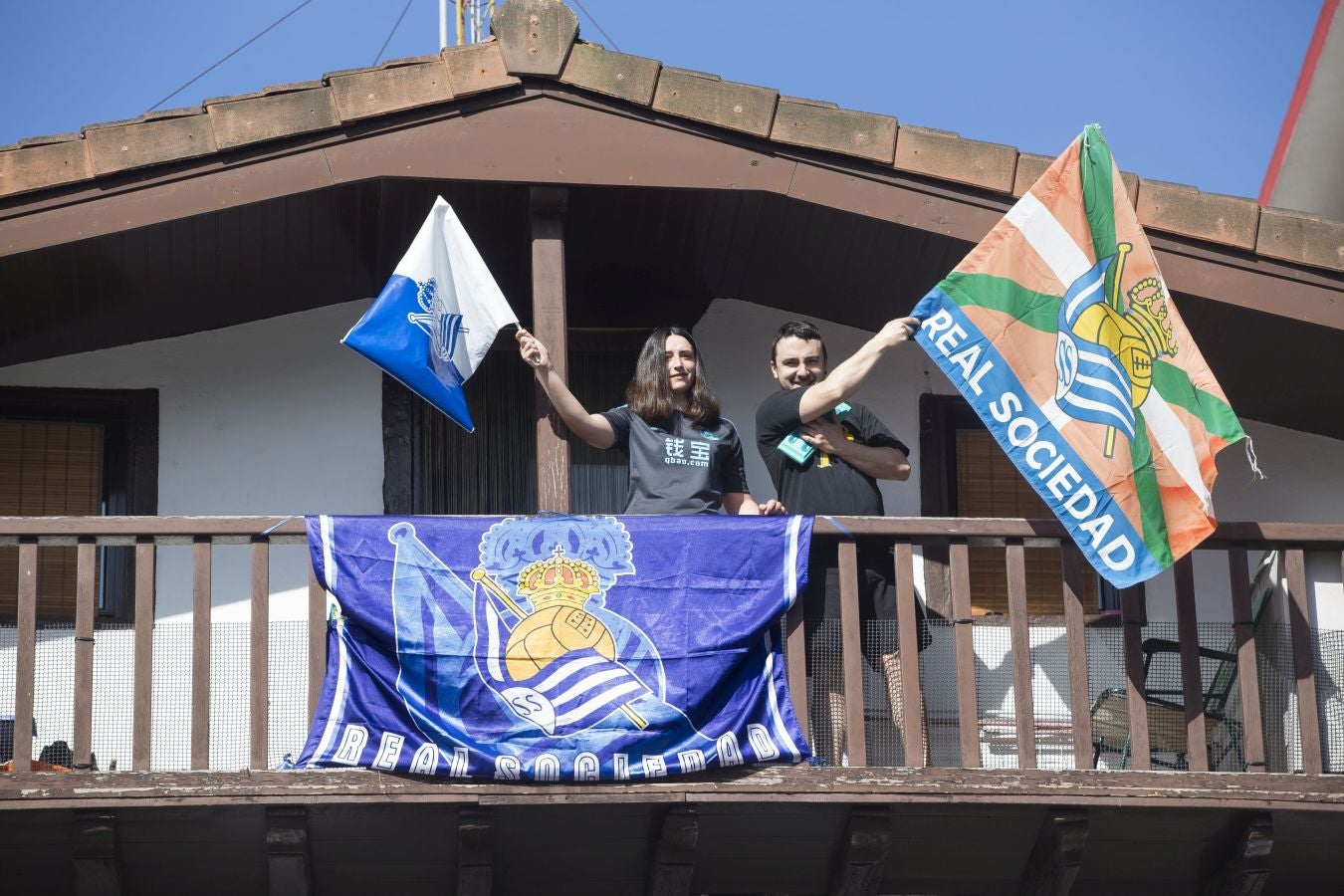 La final de la Copa del Rey entre la Real Sociedad y el Athletic se está jugando desde primera hora de este sábado en los balcones de muchos guipuzcoanos, engalanados para la ocasión