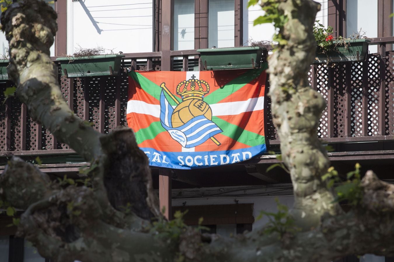 La final de la Copa del Rey entre la Real Sociedad y el Athletic se está jugando desde primera hora de este sábado en los balcones de muchos guipuzcoanos, engalanados para la ocasión