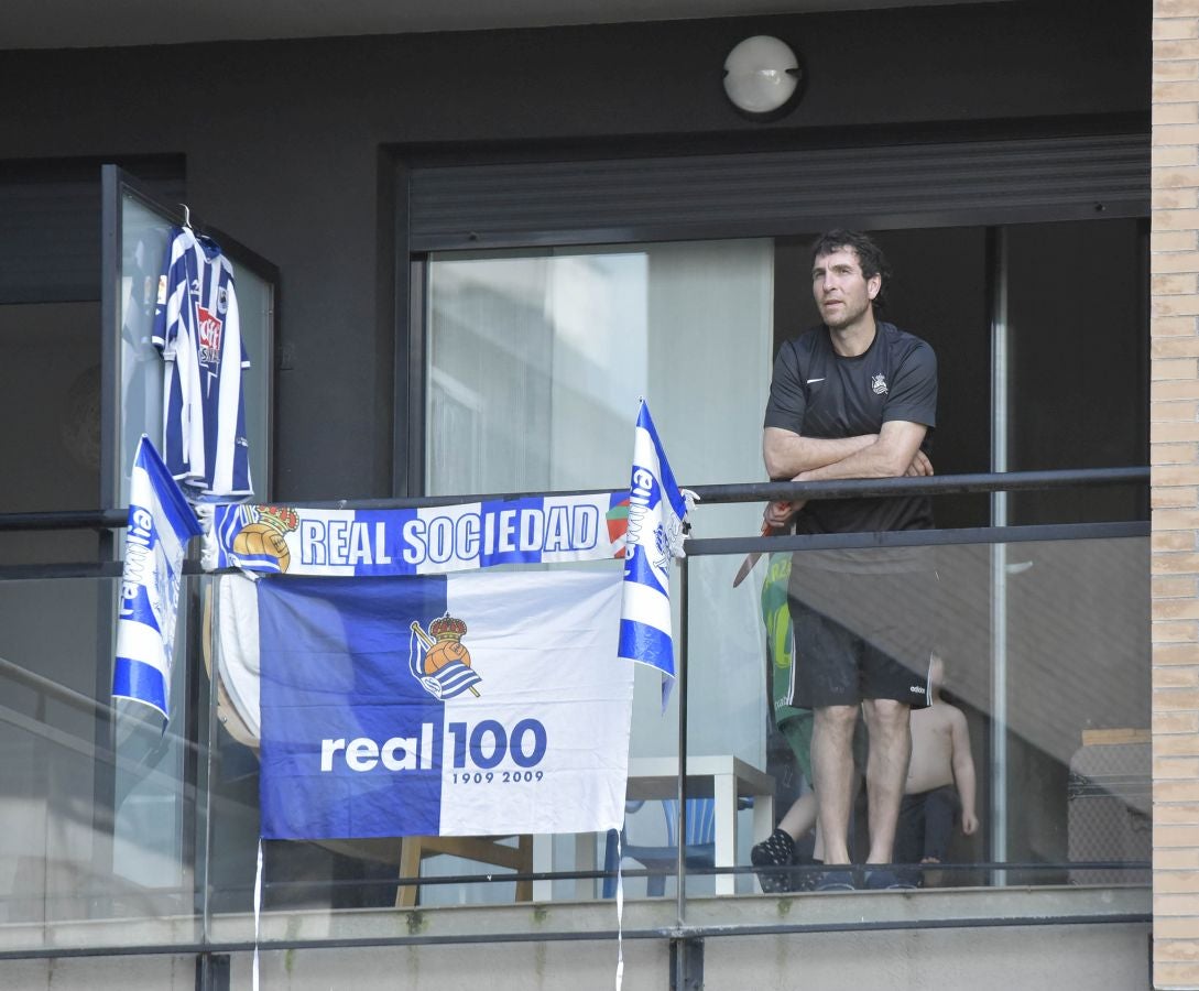 La final de la Copa del Rey entre la Real Sociedad y el Athletic se está jugando desde primera hora de este sábado en los balcones de muchos guipuzcoanos, engalanados para la ocasión