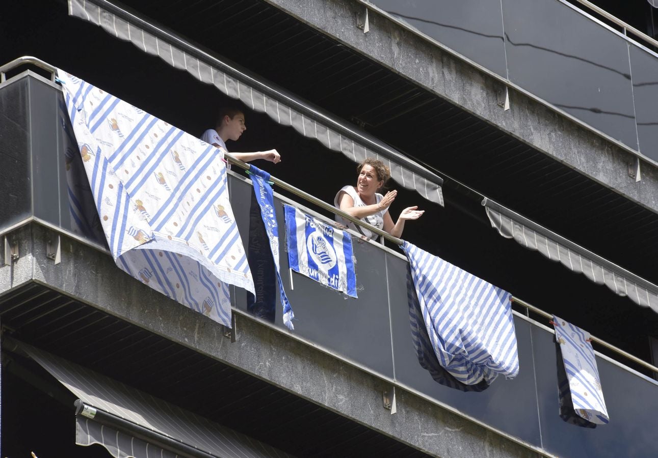 La final de la Copa del Rey entre la Real Sociedad y el Athletic se está jugando desde primera hora de este sábado en los balcones de muchos guipuzcoanos, engalanados para la ocasión