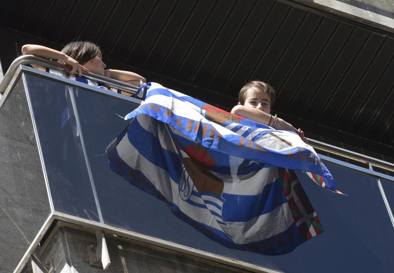 La final de la Copa del Rey entre la Real Sociedad y el Athletic se está jugando desde primera hora de este sábado en los balcones de muchos guipuzcoanos, engalanados para la ocasión