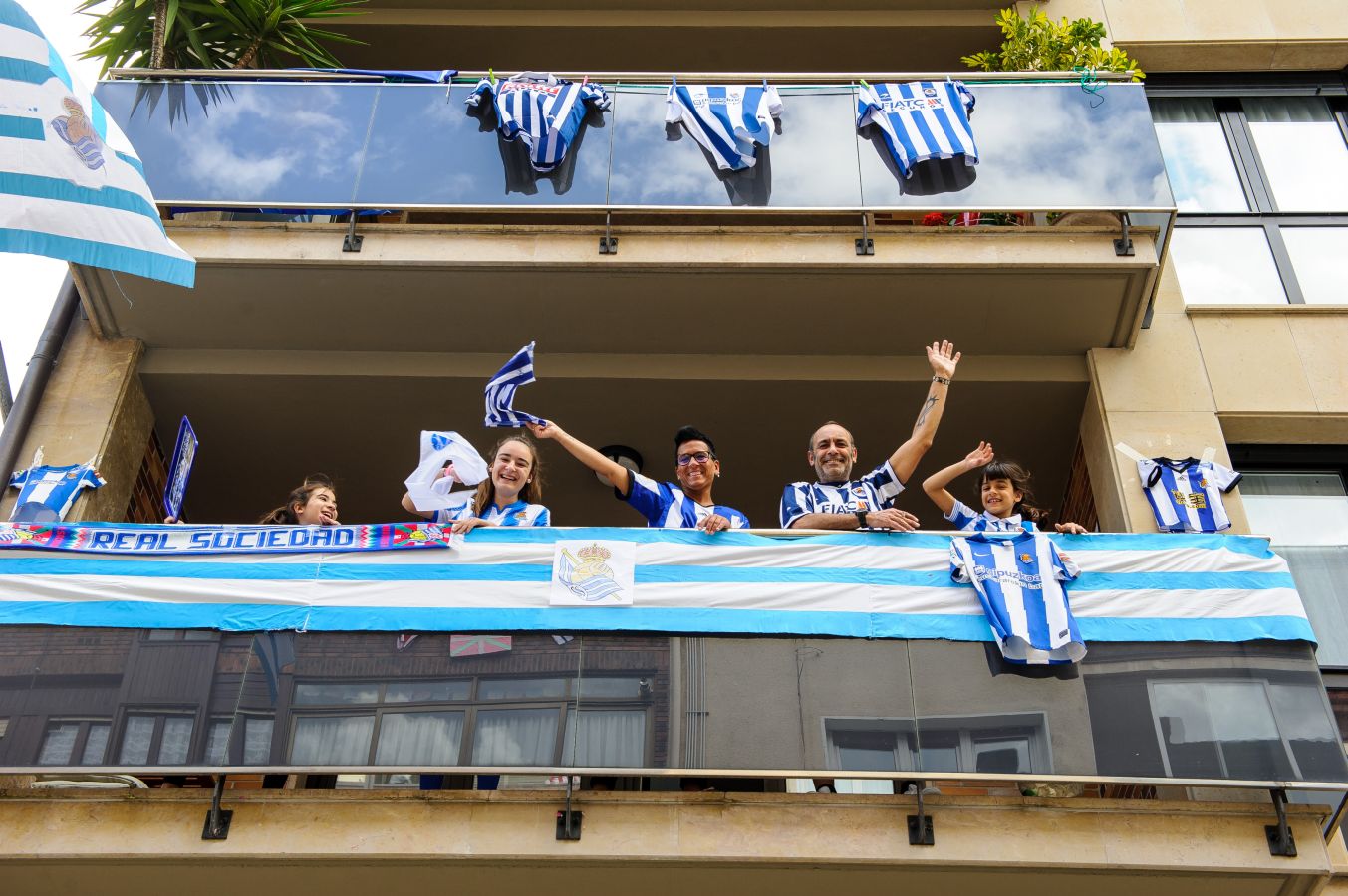 La final de la Copa del Rey entre la Real Sociedad y el Athletic se está jugando desde primera hora de este sábado en los balcones de muchos guipuzcoanos, engalanados para la ocasión