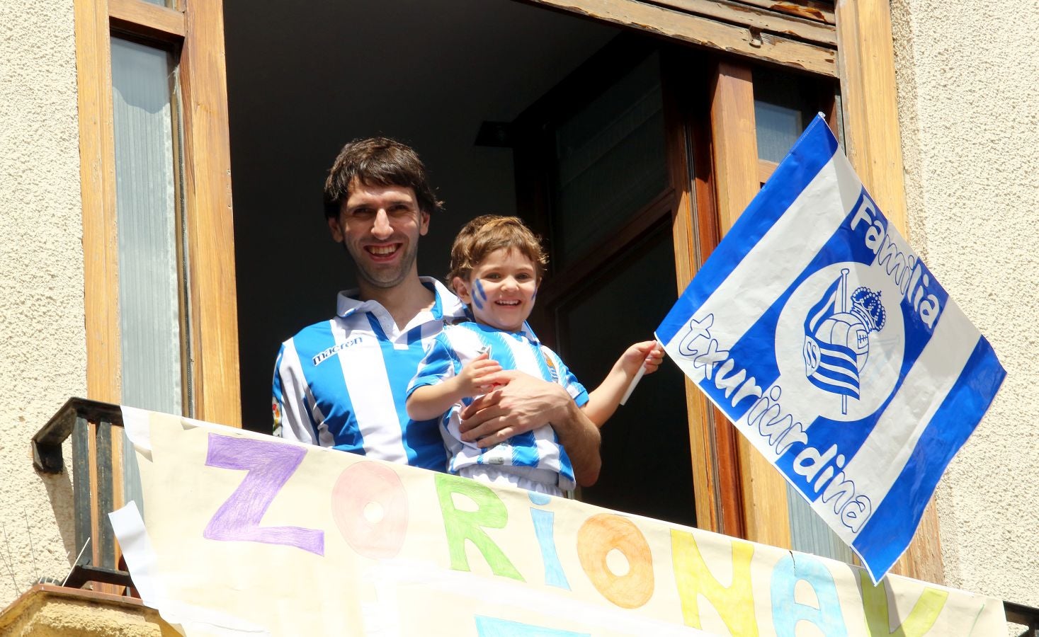 La final de la Copa del Rey entre la Real Sociedad y el Athletic se está jugando desde primera hora de este sábado en los balcones de muchos guipuzcoanos, engalanados para la ocasión