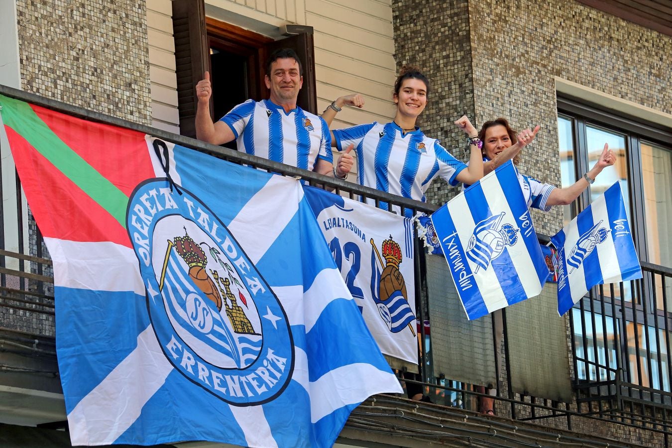 La final de la Copa del Rey entre la Real Sociedad y el Athletic se está jugando desde primera hora de este sábado en los balcones de muchos guipuzcoanos, engalanados para la ocasión