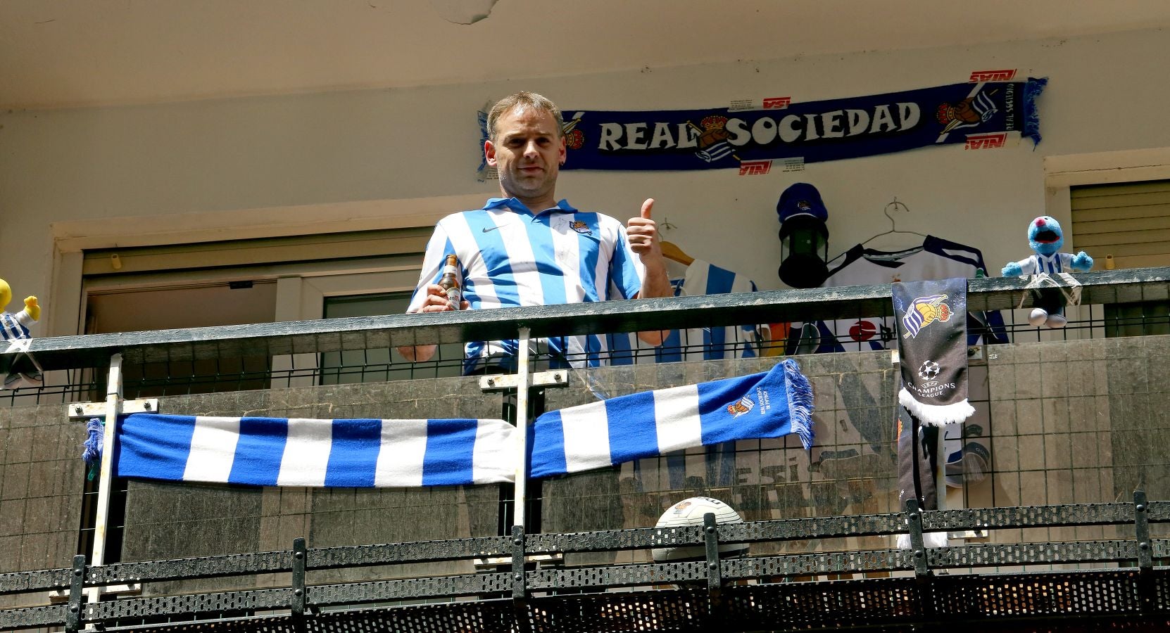 La final de la Copa del Rey entre la Real Sociedad y el Athletic se está jugando desde primera hora de este sábado en los balcones de muchos guipuzcoanos, engalanados para la ocasión