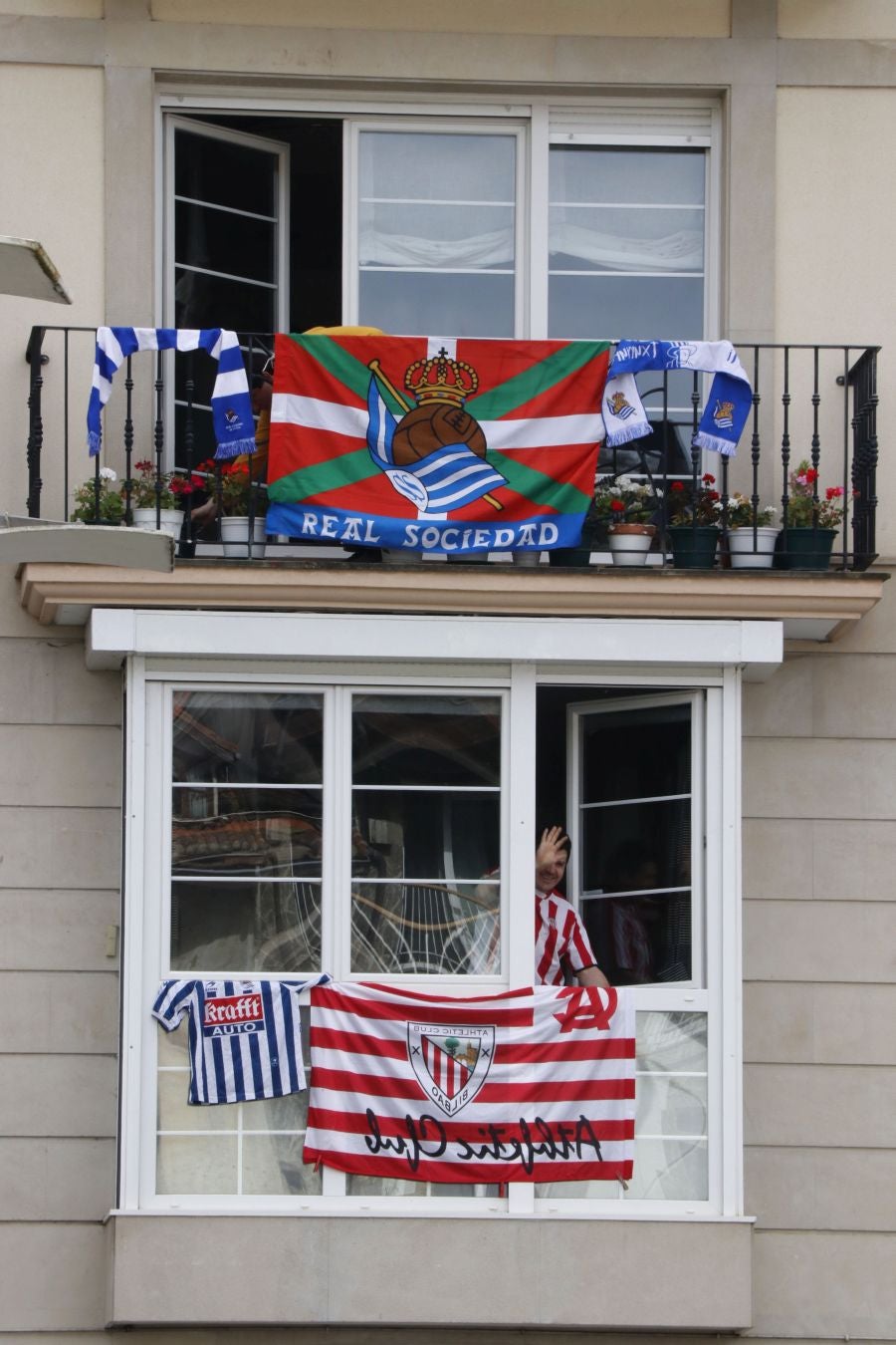 La final de la Copa del Rey entre la Real Sociedad y el Athletic se está jugando desde primera hora de este sábado en los balcones de muchos guipuzcoanos, engalanados para la ocasión