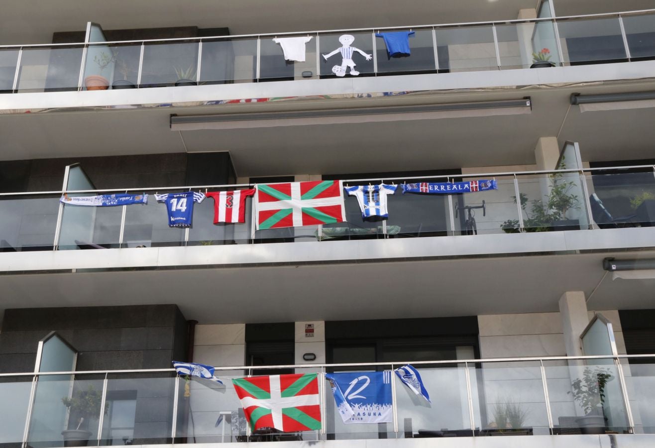La final de la Copa del Rey entre la Real Sociedad y el Athletic se está jugando desde primera hora de este sábado en los balcones de muchos guipuzcoanos, engalanados para la ocasión