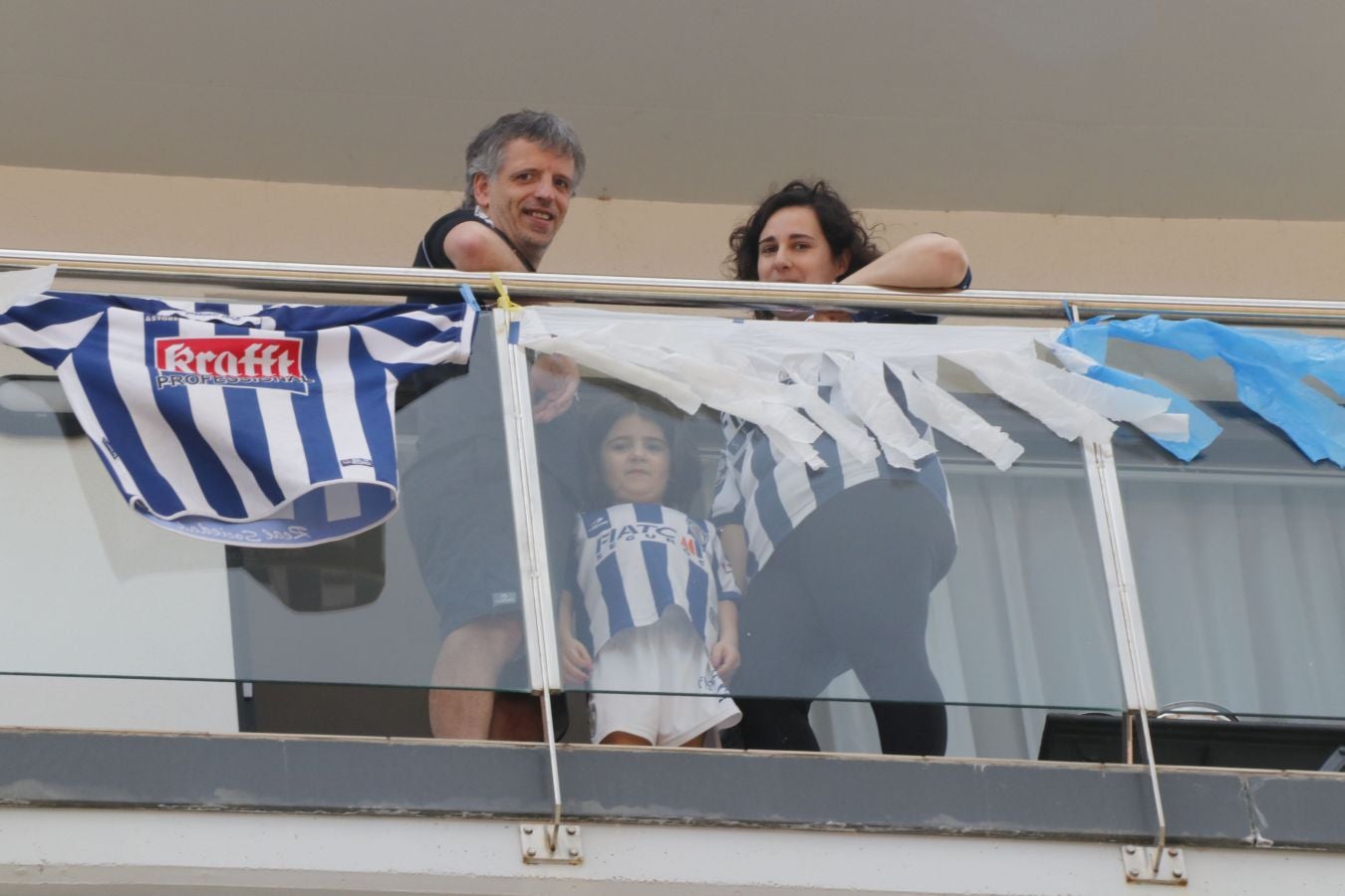 La final de la Copa del Rey entre la Real Sociedad y el Athletic se está jugando desde primera hora de este sábado en los balcones de muchos guipuzcoanos, engalanados para la ocasión