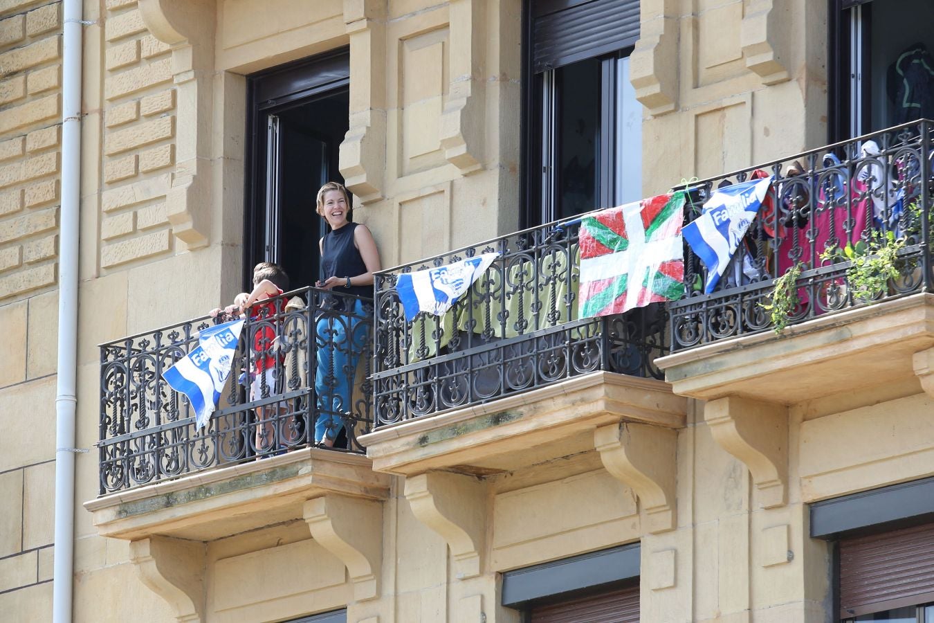La final de la Copa del Rey entre la Real Sociedad y el Athletic se está jugando desde primera hora de este sábado en los balcones de muchos guipuzcoanos, engalanados para la ocasión