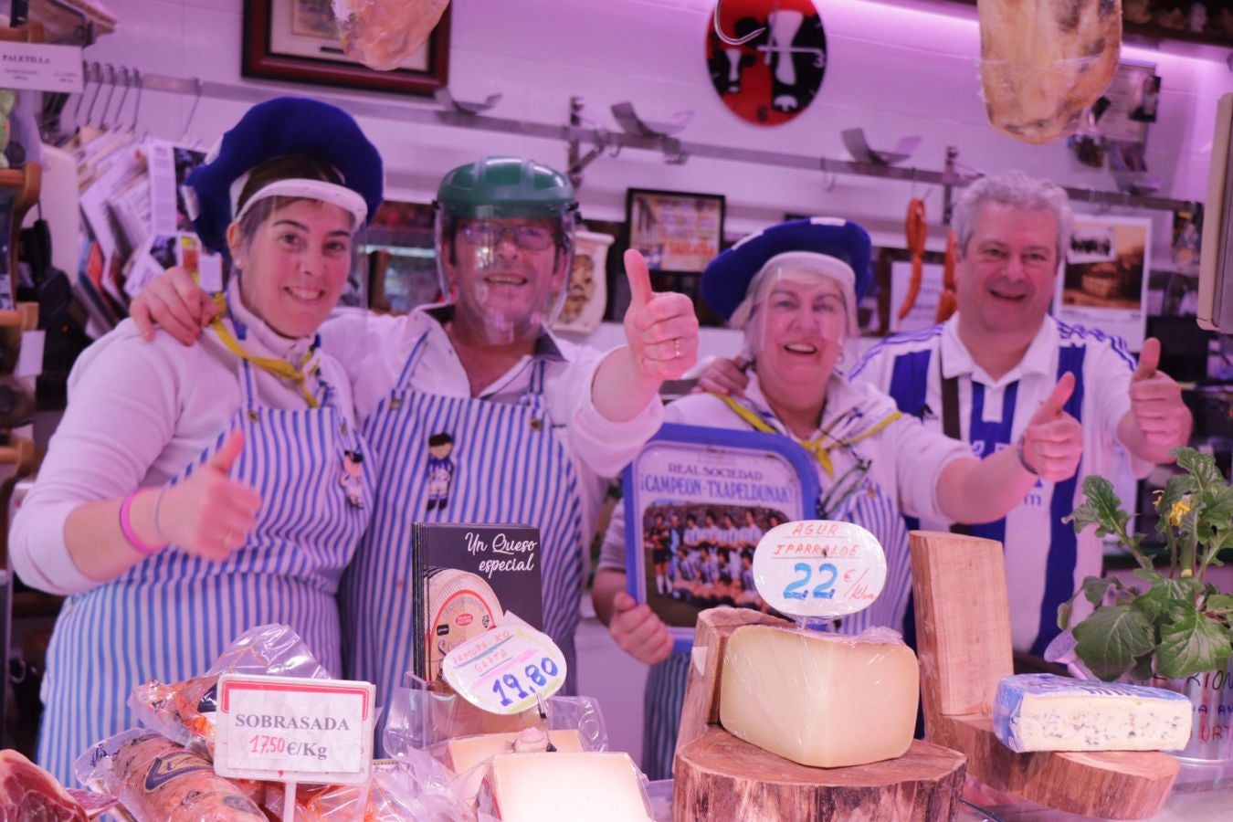 La final de la Copa del Rey entre la Real Sociedad y el Athletic se está jugando desde primera hora de este sábado en los balcones de muchos guipuzcoanos, engalanados para la ocasión