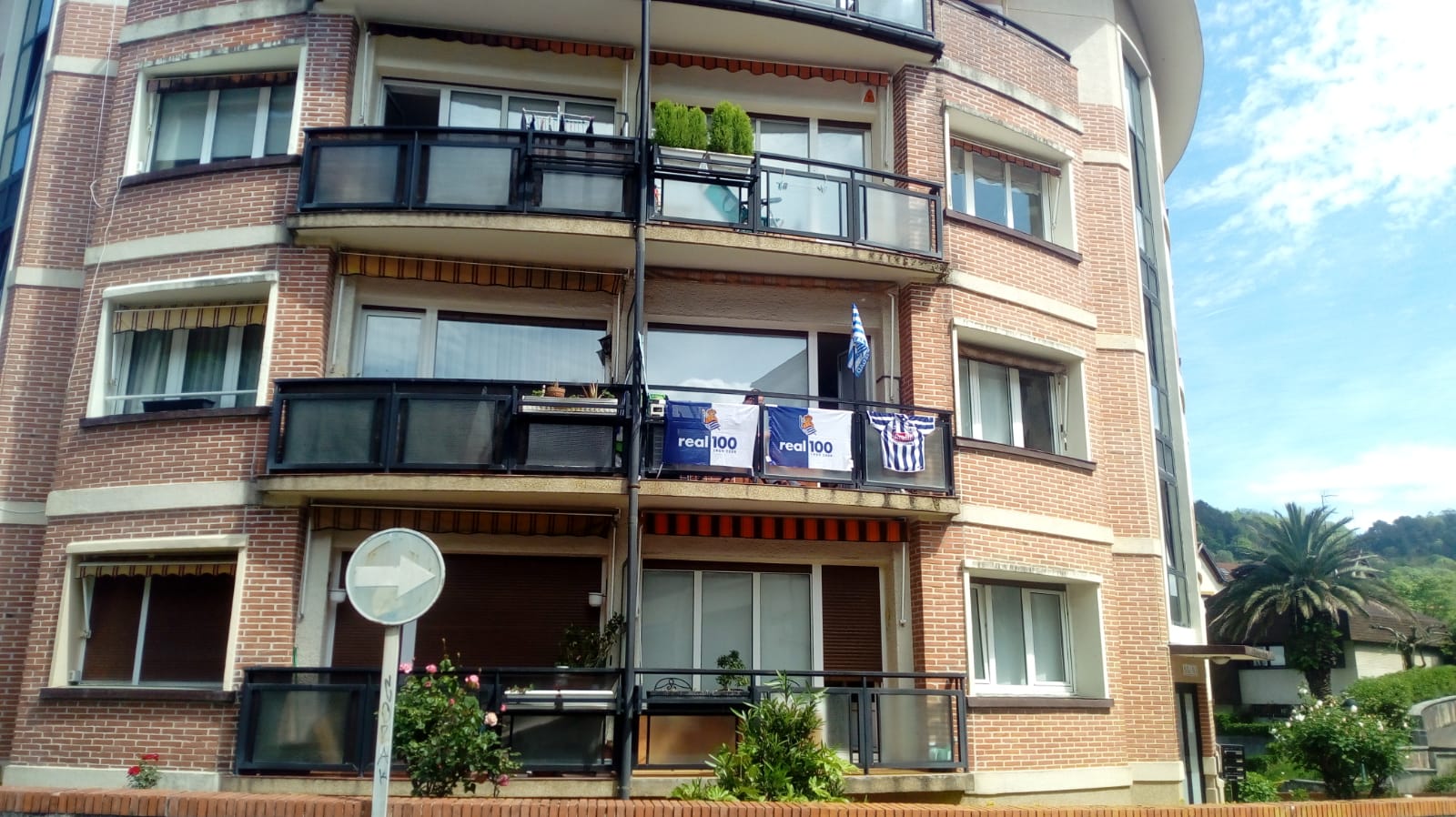 La final de la Copa del Rey entre la Real Sociedad y el Athletic se está jugando desde primera hora de este sábado en los balcones de muchos guipuzcoanos, engalanados para la ocasión