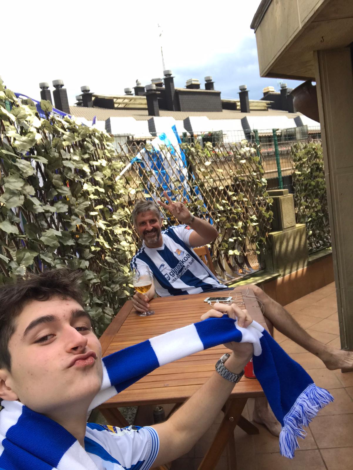 La final de la Copa del Rey entre la Real Sociedad y el Athletic se está jugando desde primera hora de este sábado en los balcones de muchos guipuzcoanos, engalanados para la ocasión