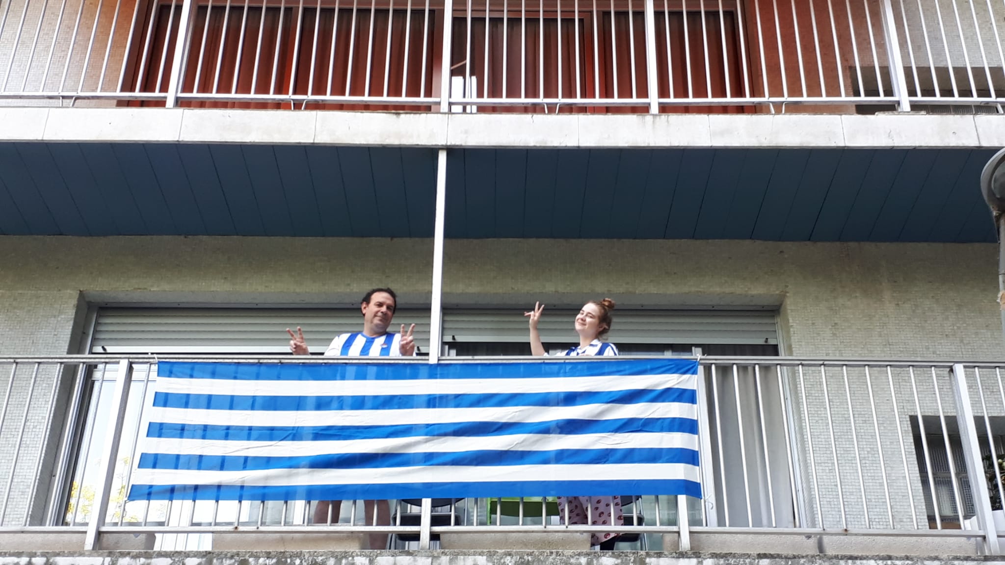 La final de la Copa del Rey entre la Real Sociedad y el Athletic se está jugando desde primera hora de este sábado en los balcones de muchos guipuzcoanos, engalanados para la ocasión