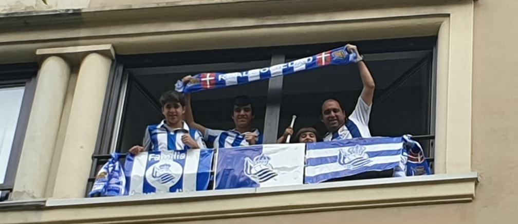 La final de la Copa del Rey entre la Real Sociedad y el Athletic se está jugando desde primera hora de este sábado en los balcones de muchos guipuzcoanos, engalanados para la ocasión