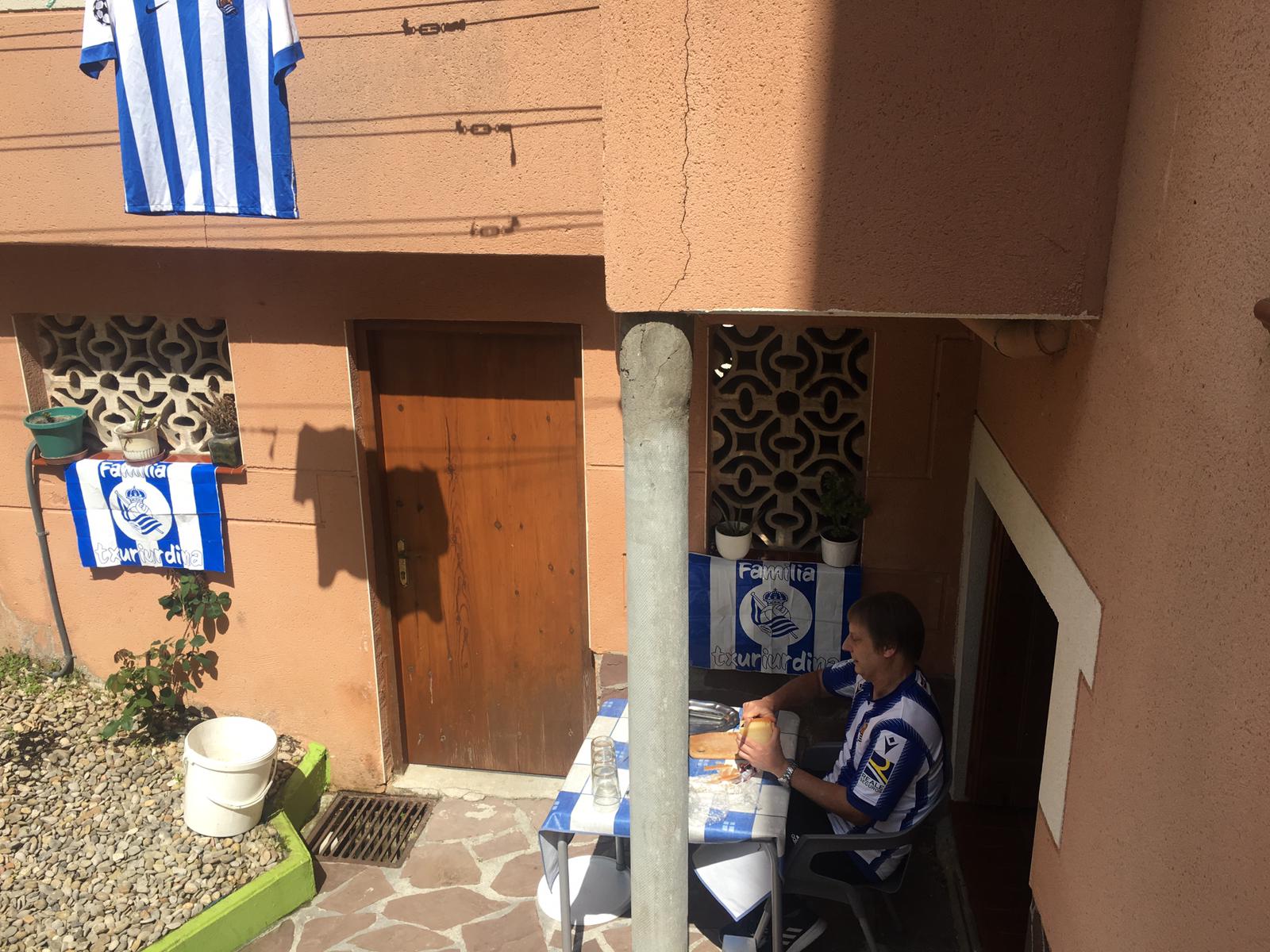 La final de la Copa del Rey entre la Real Sociedad y el Athletic se está jugando desde primera hora de este sábado en los balcones de muchos guipuzcoanos, engalanados para la ocasión