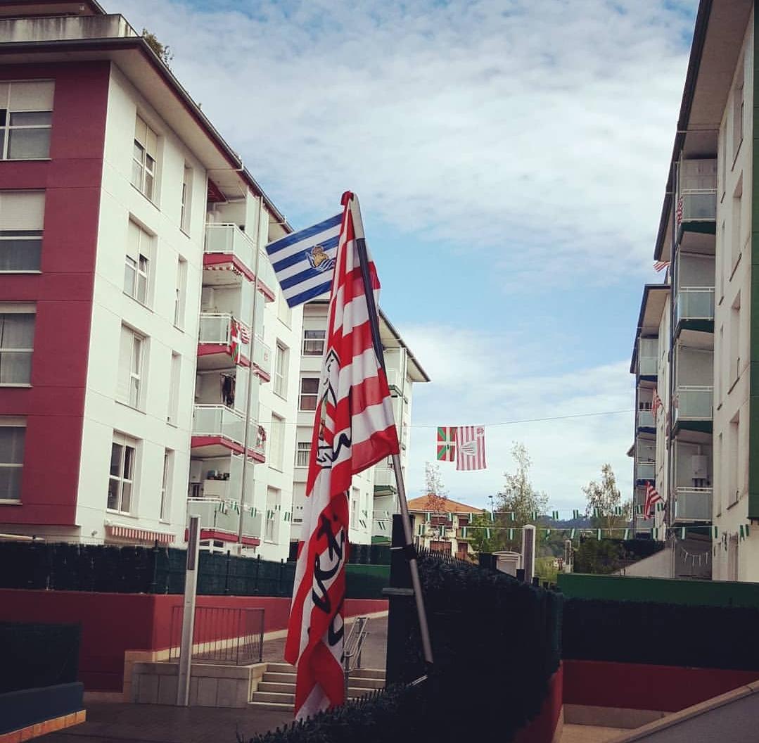 La final de la Copa del Rey entre la Real Sociedad y el Athletic se está jugando desde primera hora de este sábado en los balcones de muchos guipuzcoanos, engalanados para la ocasión