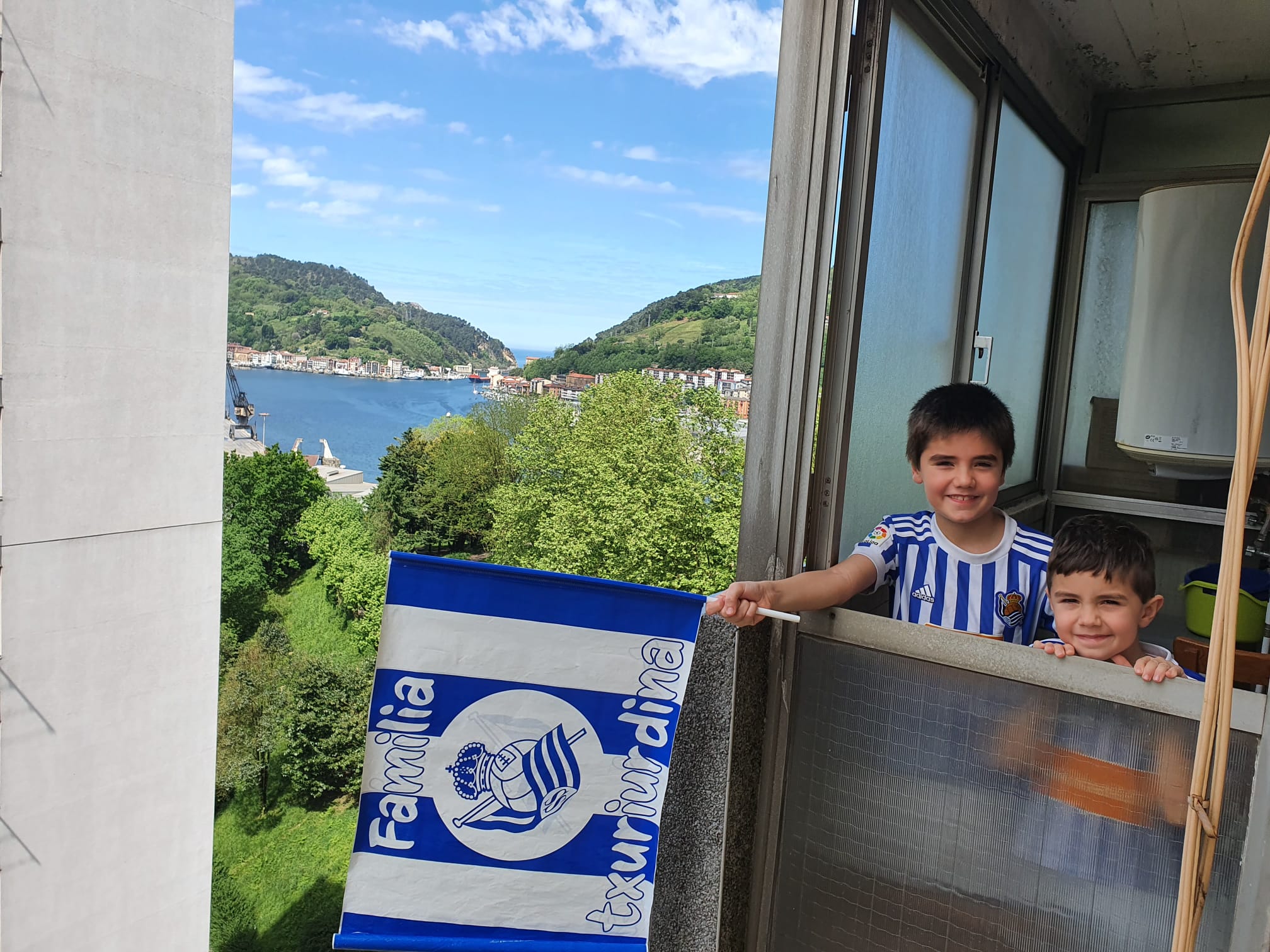 La final de la Copa del Rey entre la Real Sociedad y el Athletic se está jugando desde primera hora de este sábado en los balcones de muchos guipuzcoanos, engalanados para la ocasión