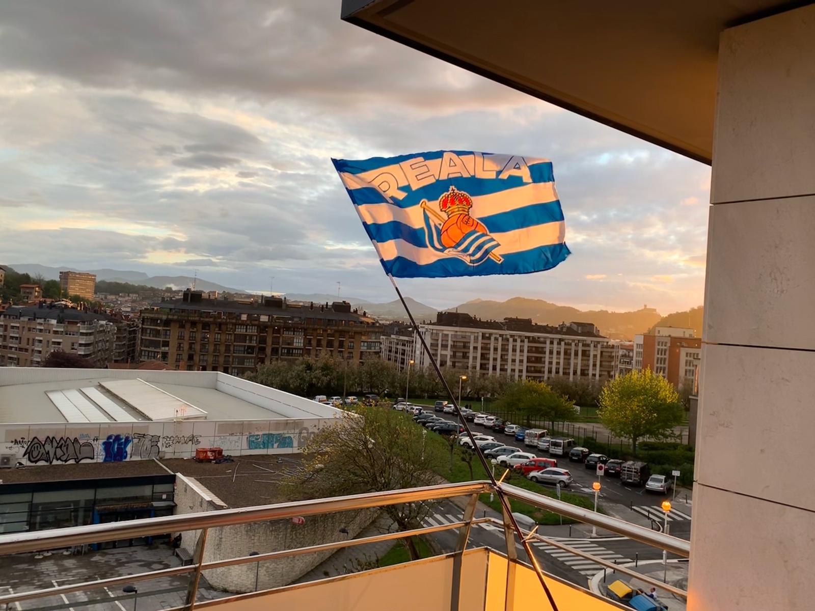 La final de la Copa del Rey entre la Real Sociedad y el Athletic se está jugando desde primera hora de este sábado en los balcones de muchos guipuzcoanos, engalanados para la ocasión