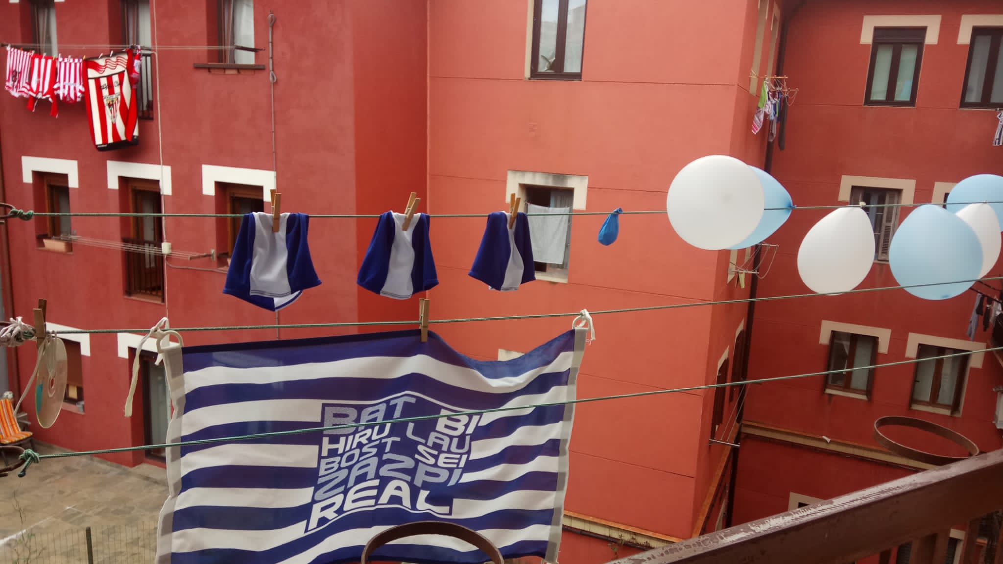 La final de la Copa del Rey entre la Real Sociedad y el Athletic se está jugando desde primera hora de este sábado en los balcones de muchos guipuzcoanos, engalanados para la ocasión