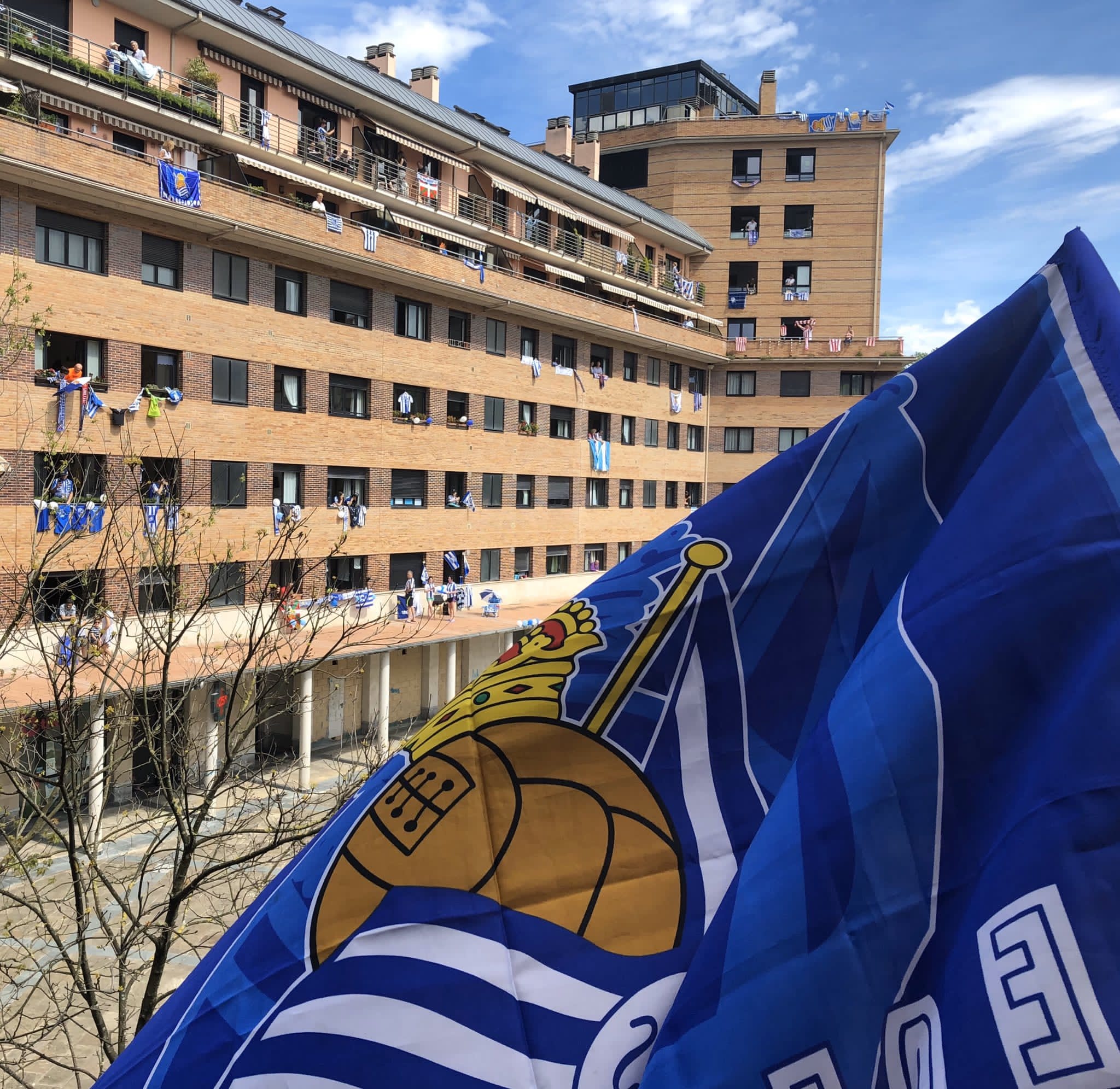 La final de la Copa del Rey entre la Real Sociedad y el Athletic se está jugando desde primera hora de este sábado en los balcones de muchos guipuzcoanos, engalanados para la ocasión