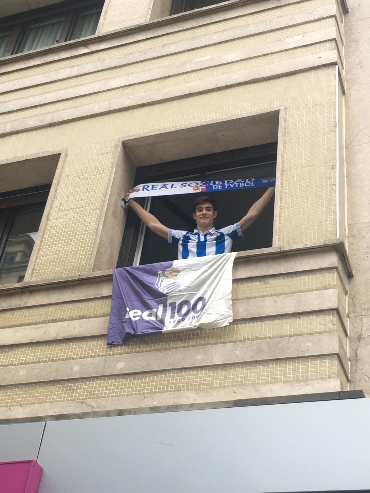 La final de la Copa del Rey entre la Real Sociedad y el Athletic se está jugando desde primera hora de este sábado en los balcones de muchos guipuzcoanos, engalanados para la ocasión