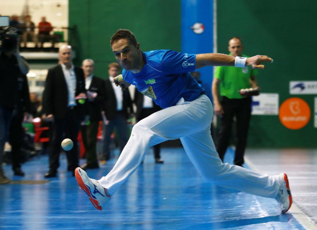 Olaizola II se estira a por una pelota en el Beotibar de Tolosa, en un partido del Campeonato de Parejas. 