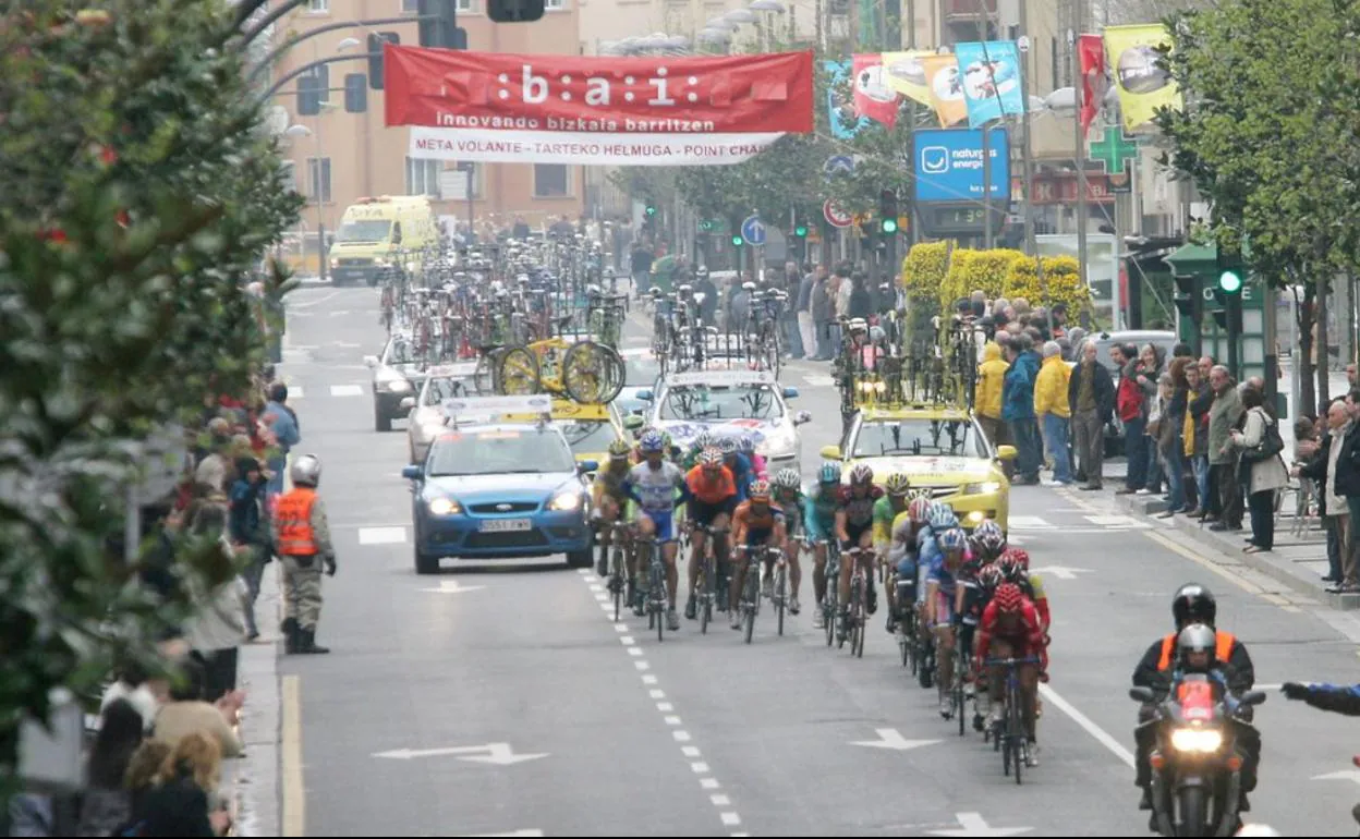 El pelotón, en Irun en una edición anterior de la Vuelta al País Vasco. La imagen se repetirá con la Vuelta a España. 