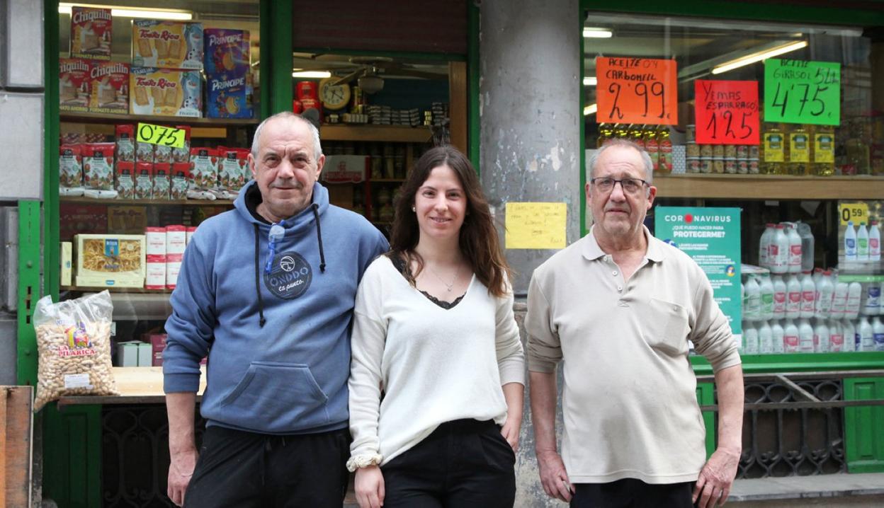 Gregorio Begué, su hija Amaia, y José Mari Herrero ante el establecimiento de la calle Urdaneta. 