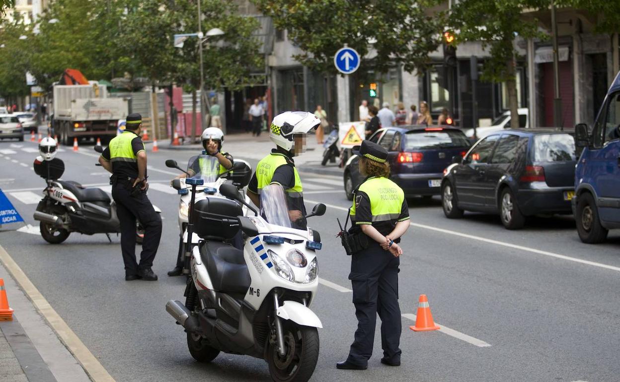 Imagen de archivo de un control de la Policía Local de Irun.