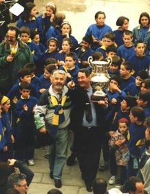 Imagen secundaria 2 - Arriba, Tomas Svensson alza la Copa en la pista del Badel con la hinchada amarilla al fondo. A la izquierda, la expedición del Bidasoa se hace la foto de campeones sobre la pista de Zagreb. A la derecha, jugadores y técnicos del Elgorriaga Bidasoa ofrecen la Copa de Europa a la afición desde el balcón del ayuntamiento de Irun el 23 de abril de 1995. 