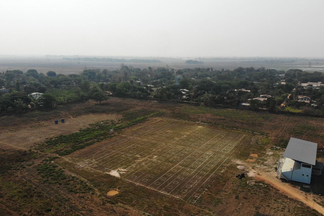 Una localidad de Myanmar ha decido utilizar un campo de fútbol para convertirlo en un gran mercado al aire libre. Sobre el maltrecho césped se han pintado nuevas líneas que ya no dibujan el centro del terreno de juego o las áreas, sino las distancias de seguridad para evitar la propagación del Covid-19.