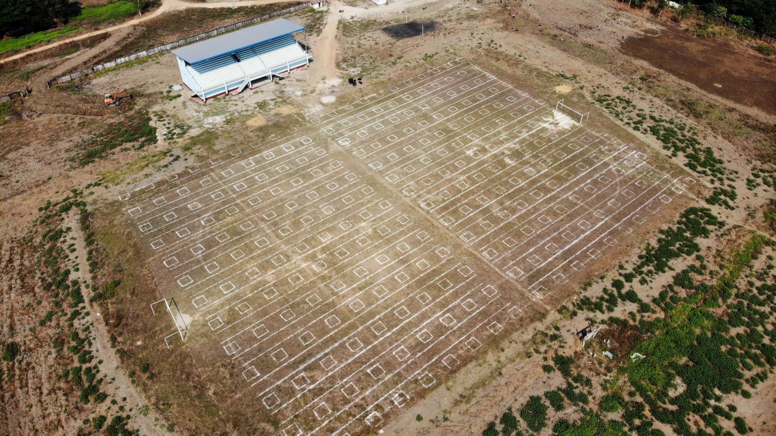 Una localidad de Myanmar ha decido utilizar un campo de fútbol para convertirlo en un gran mercado al aire libre. Sobre el maltrecho césped se han pintado nuevas líneas que ya no dibujan el centro del terreno de juego o las áreas, sino las distancias de seguridad para evitar la propagación del Covid-19.