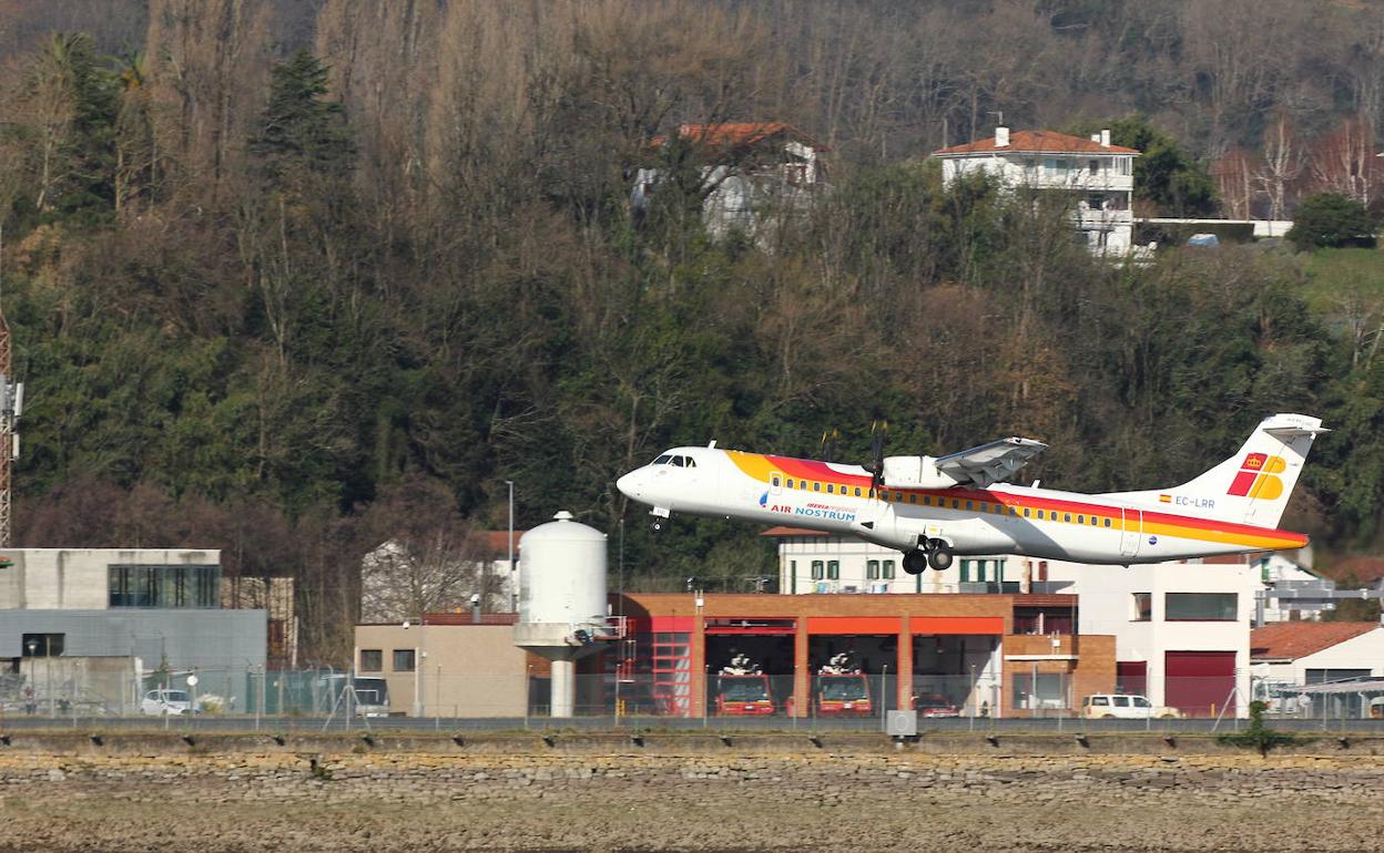 Un avión despega del aeropuerto de Hondarribia