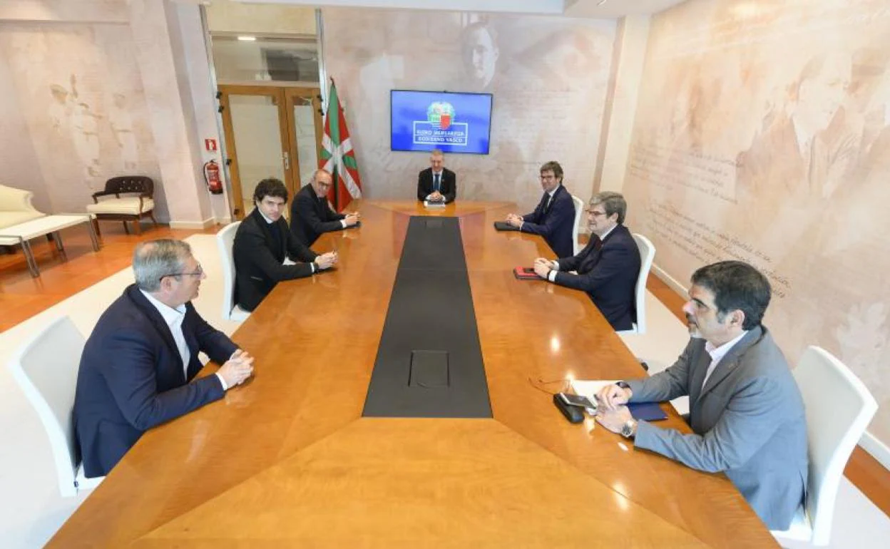 El lehendakari se ha reunido con los tres diputados forales y los alcaldes de las tres capitales vascas.
