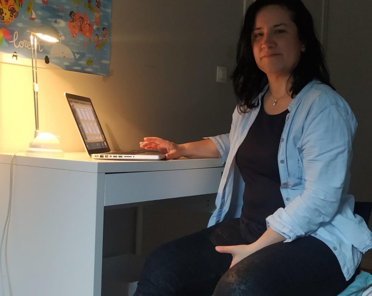 La terapeuta Eider Otxoa realizando teletrabajo. 